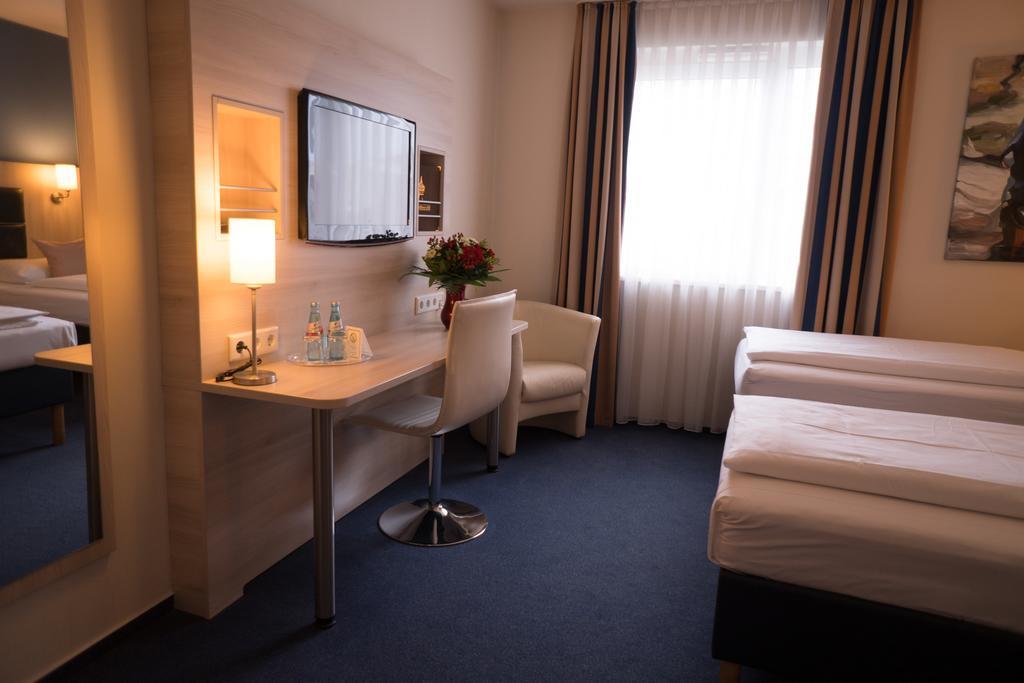 Hotel Rödelheimer Hof - Am Wasserturm Frankfurt am Main Rum bild