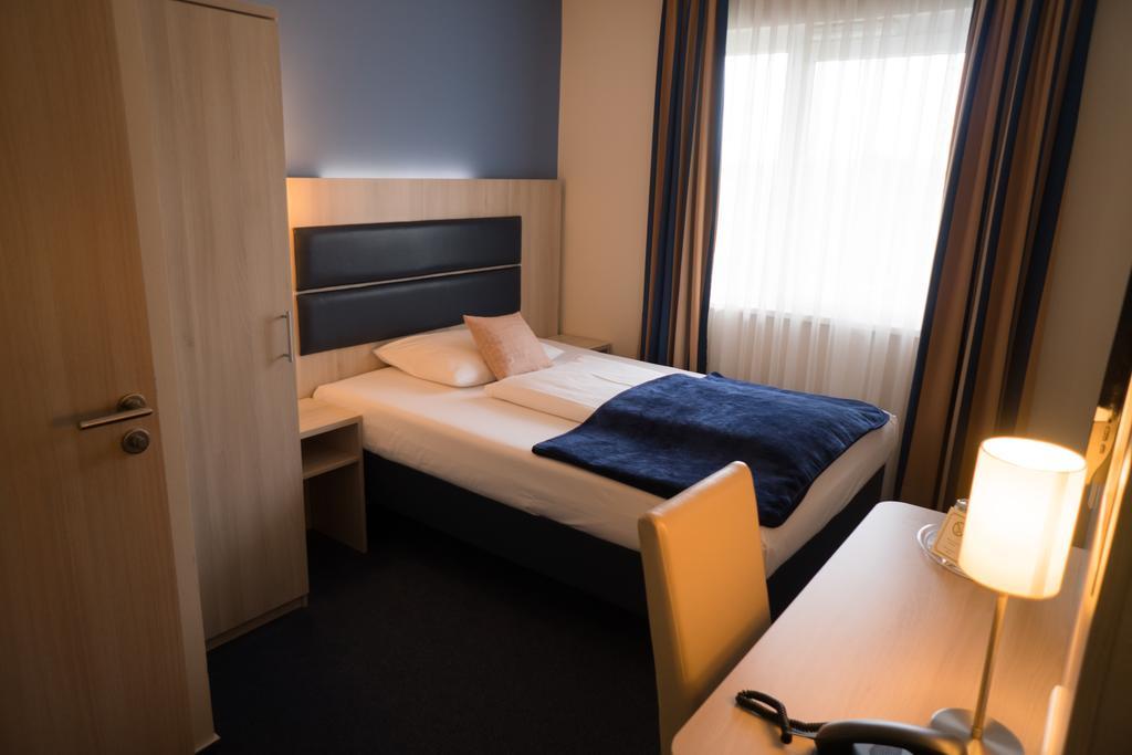 Hotel Rödelheimer Hof - Am Wasserturm Frankfurt am Main Rum bild
